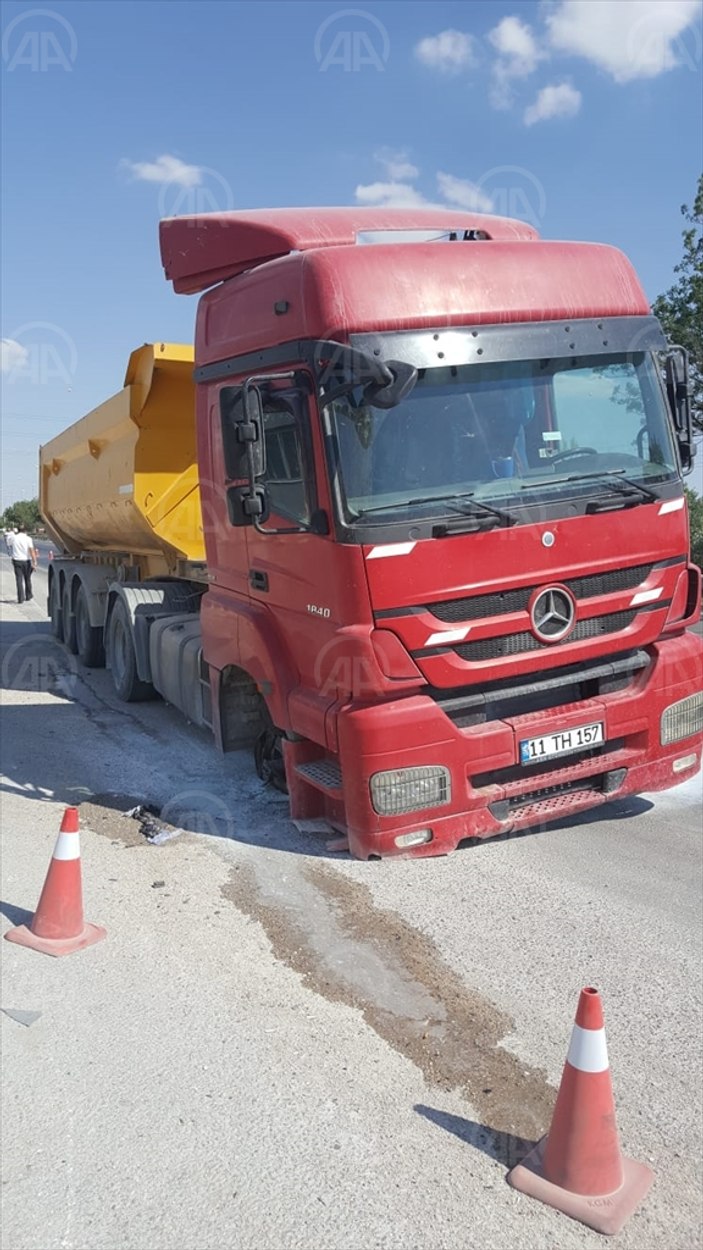 Eskişehir'de seyir halindeki kamyonun tekeri fırladı