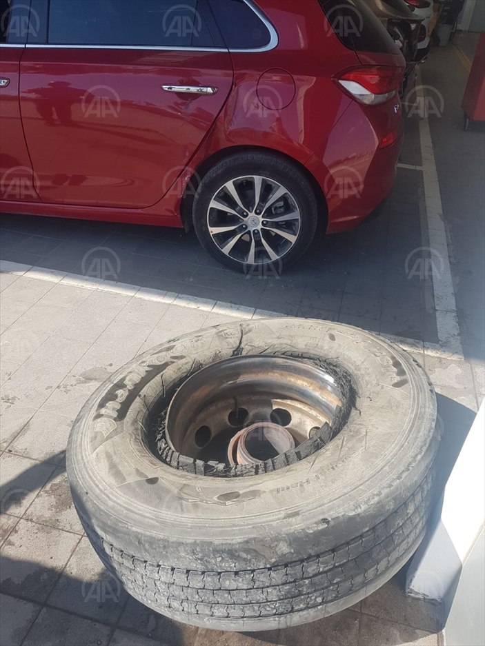 Eskişehir'de seyir halindeki kamyonun tekeri fırladı