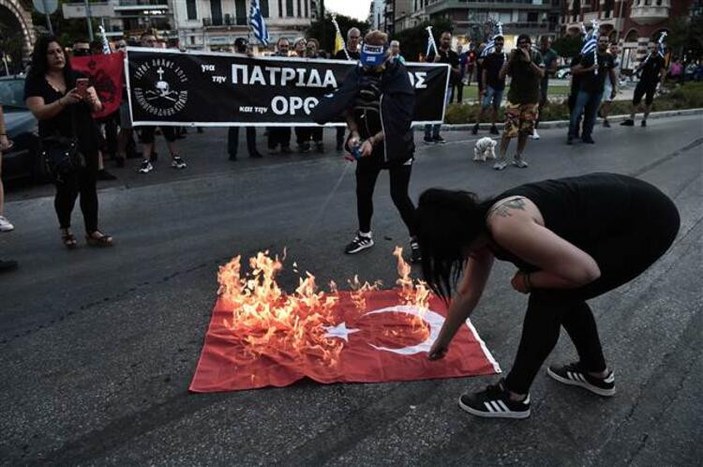 Ömer Çelik: Bayrağımızın yakılmasını lanetliyoruz