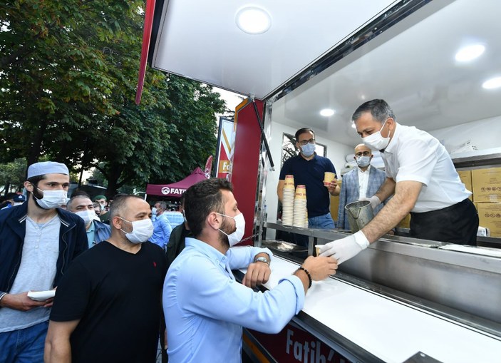 İstanbul Valisi Yerlikaya'dan, Ayasofya'da çorba ikramı