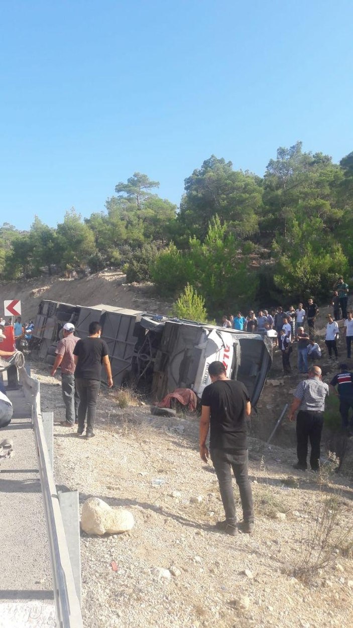Mersin'de asker taşıyan otobüs devrildi: 4 şehit