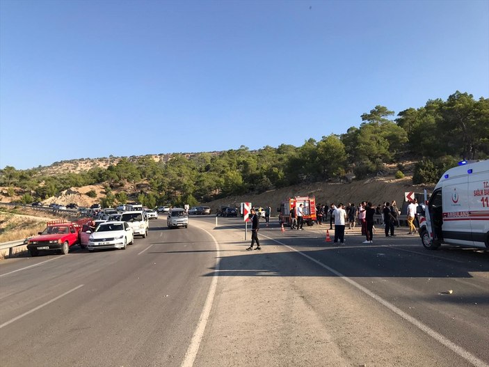 Mersin'de asker taşıyan otobüs devrildi: 4 şehit