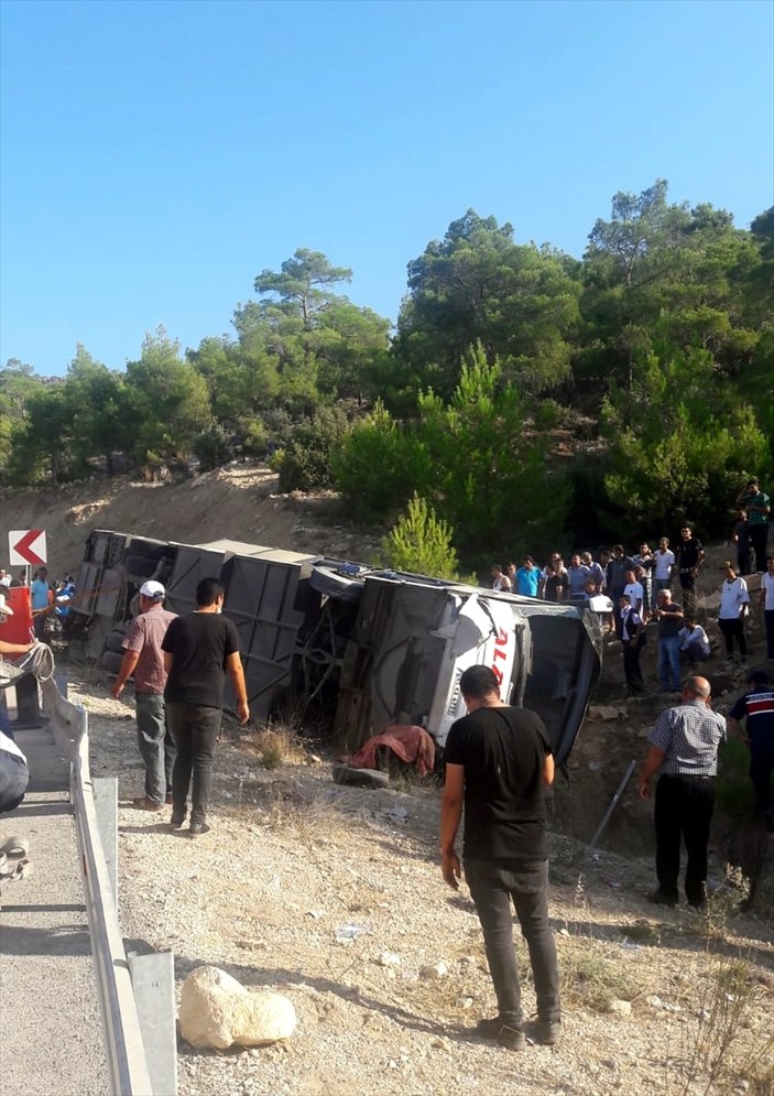 Mersin'de asker taşıyan otobüs devrildi: 4 şehit