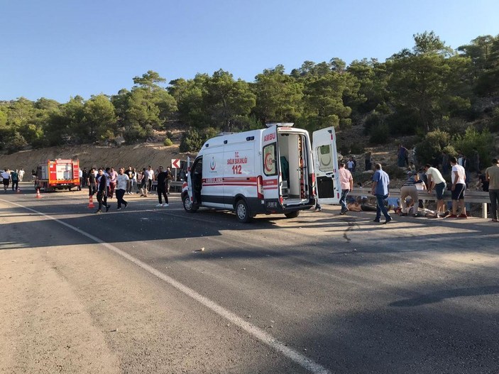 Mersin'de asker taşıyan otobüs devrildi: 4 şehit