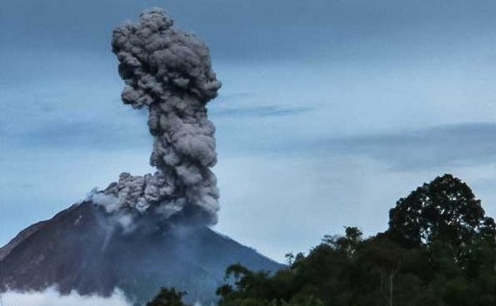 Endonezya'da Sinabung Yanardağı patladı