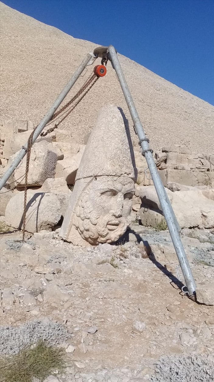 Nemrut Dağı'ndaki 2 bin 60 yıllık heykel devrilmekten kurtarıldı