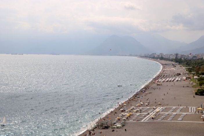 Antalya'da yüzde 80’e çıkan nem oranı tatilcileri bunalttı