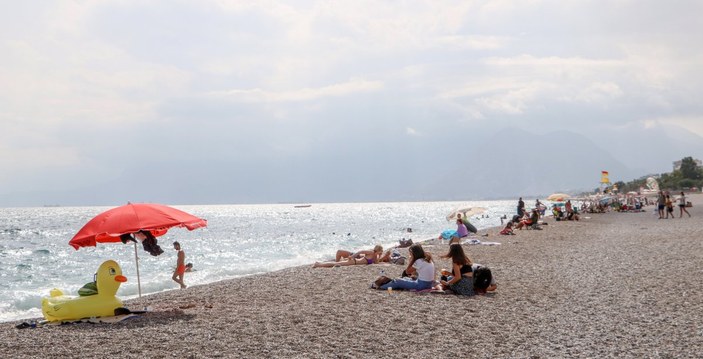 Antalya'da yüzde 80’e çıkan nem oranı tatilcileri bunalttı