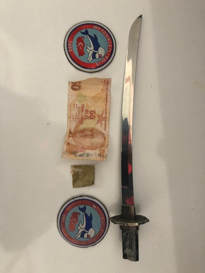 Beyoğlu'nda kılıçla gasp yapan şüpheli yakalandı