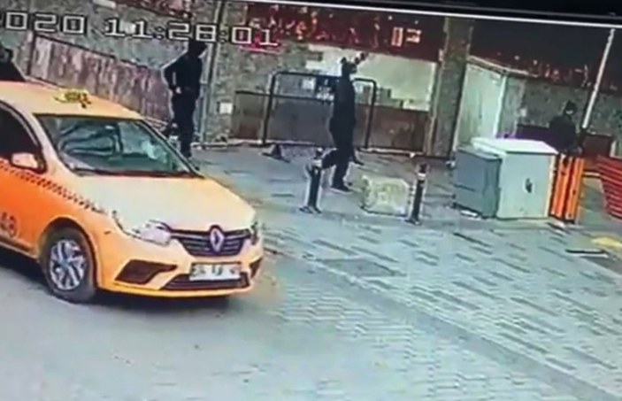Beyoğlu’nda marketten çıkan adamı dövüp, parasını çaldılar