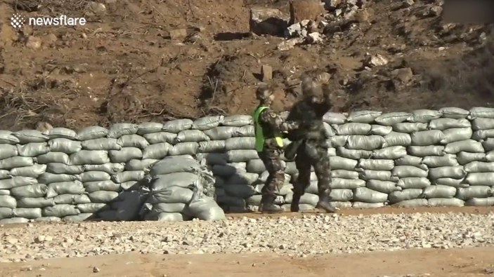 Çin'de asker, el bombasını kendi ayağına attı