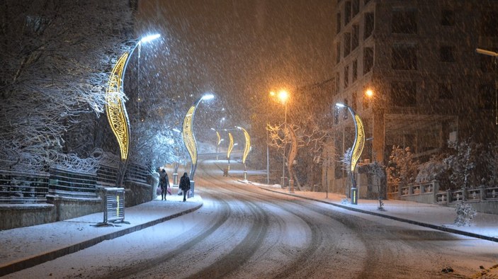 Hakkari’de kar yağışı başladı, taksiciler hazırlıksız yakalandı