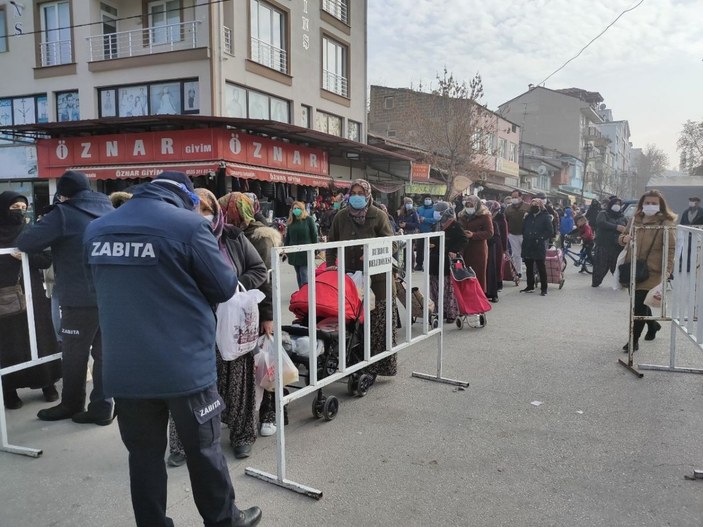 Burdur'daki pazarda, HES Kodu kuyruğunun sonu görülmedi