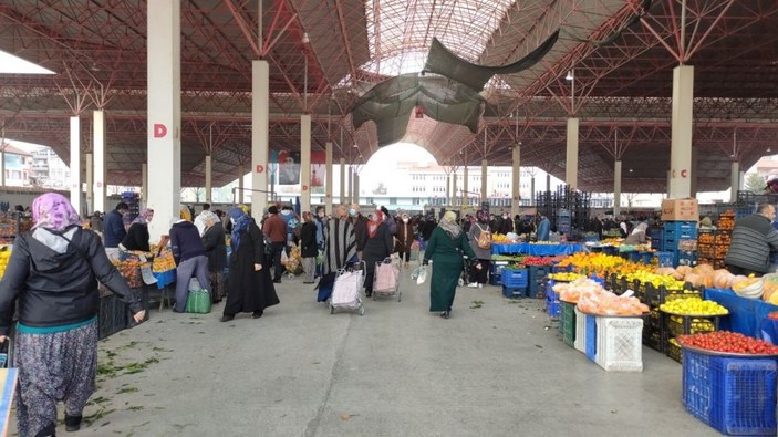 Burdur'daki pazarda, HES Kodu kuyruğunun sonu görülmedi