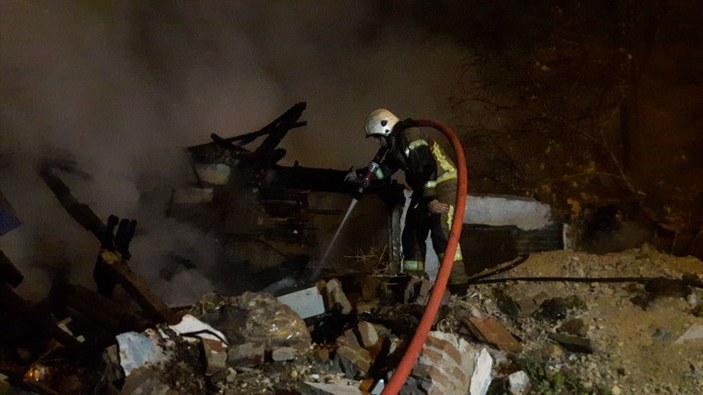 Bursa'da yanan metruk ev çöktü