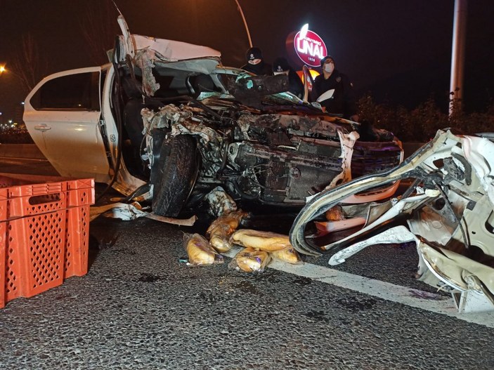 Ankara'da alkollü sürücü ekmek yüklü kamyonete çarptı: 2 ölü