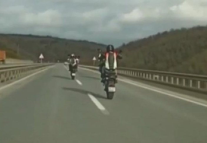 Şile yolunda tek teker üzerinde giden 3 motosikletli