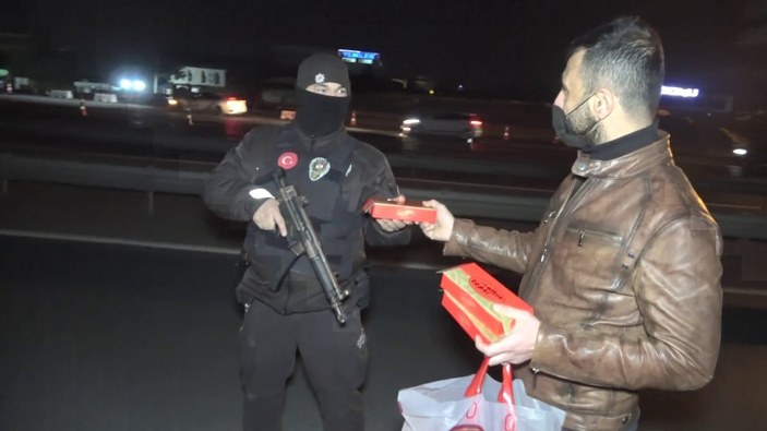 İstanbul'da polise baklava ikram ettiler