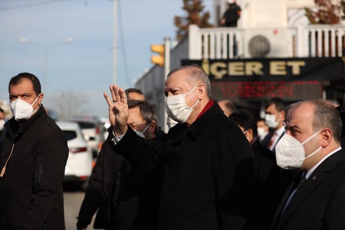 Cumhurbaşkanı Erdoğan, gazetecilere ve vatandaşlara tatlı ikram etti