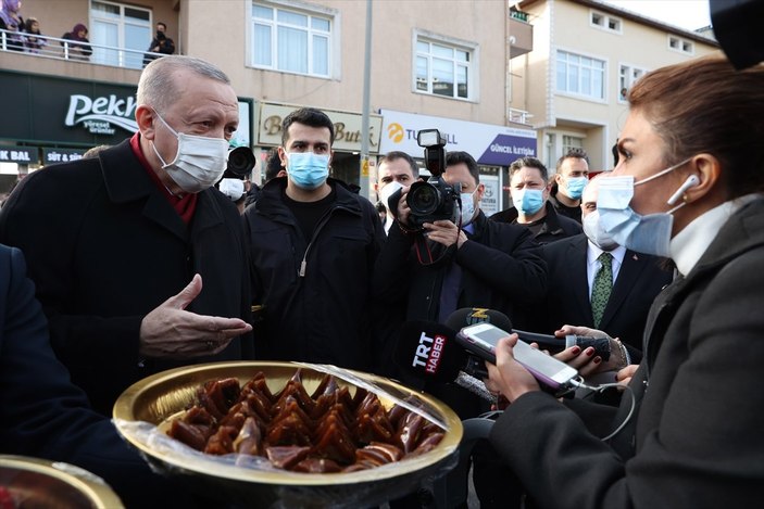 Cumhurbaşkanı Erdoğan, gazetecilere ve vatandaşlara tatlı ikram etti