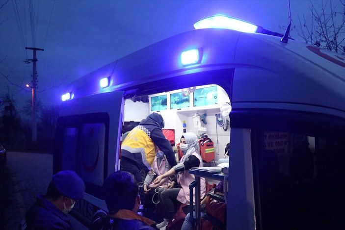 Düzce'de işçi taşıyan minibüs devrildi: 9 yaralı