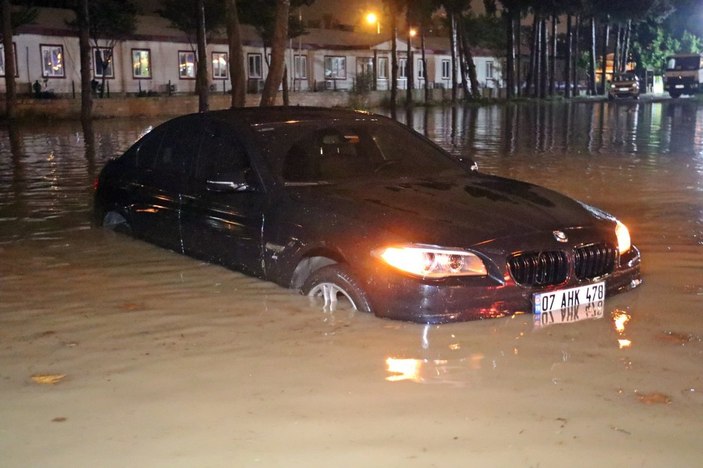 Antalya'da sağanak yağış, yolları göle çevirdi