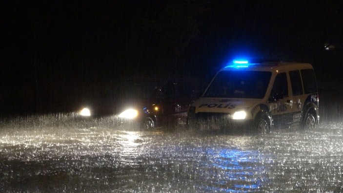 Antalya'da sağanak yağış, yolları göle çevirdi