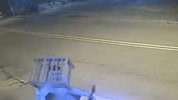 Brezilya'da motosikletli hırsızın kafasına sehpa atıldı