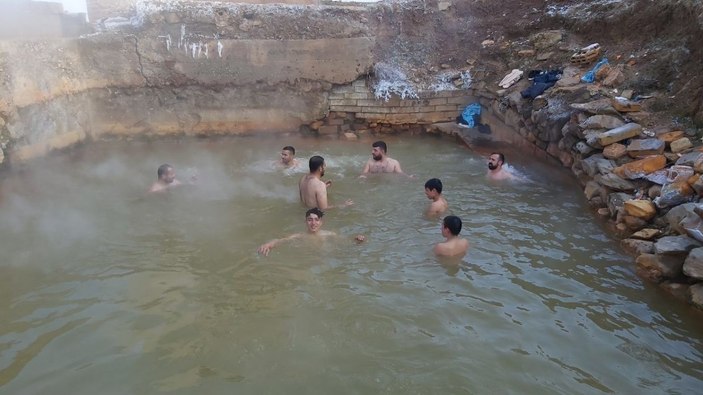Bitlis'te eksi 15 derecede kaplıcaya girdiler