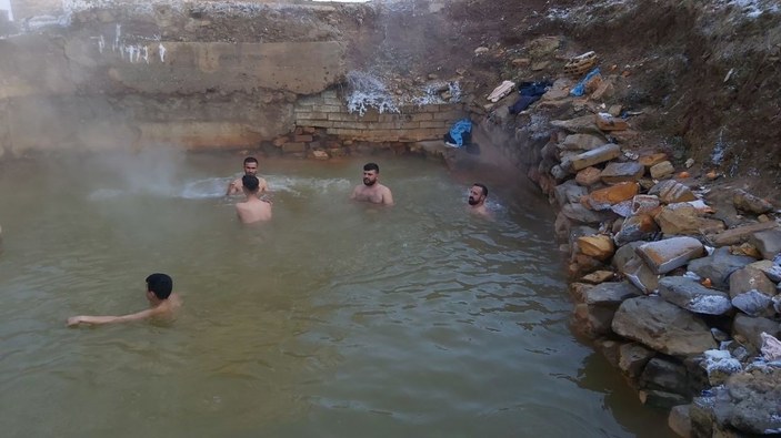 Bitlis'te eksi 15 derecede kaplıcaya girdiler