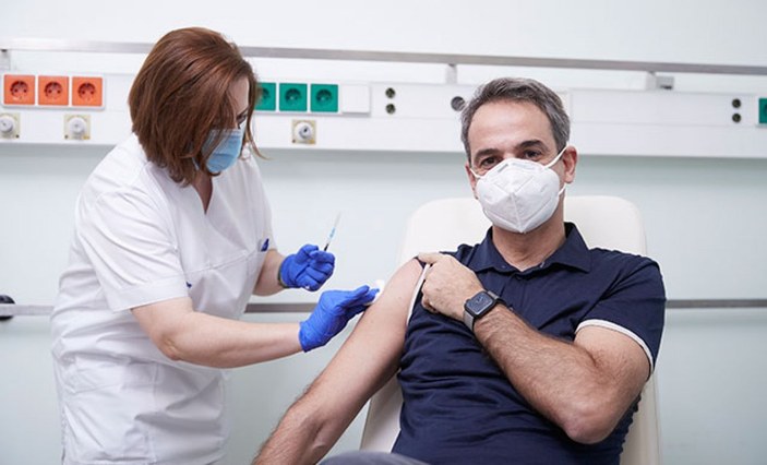Yunanistan Başbakanı Miçotakis’in aşı fotoğrafına tepki