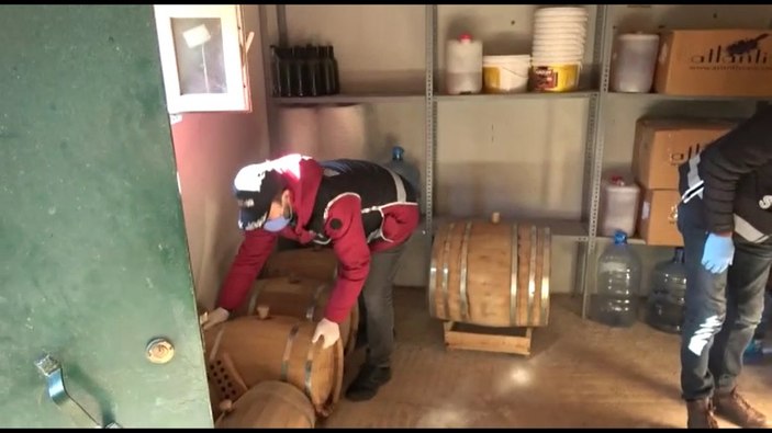 Bursa’da yılbaşı gecesi öncesi 10 ton sahte içki ele geçirildi