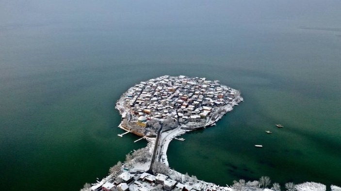 Türkiye'nin Küçük Venedik'i Gölyazı, beyaza büründü