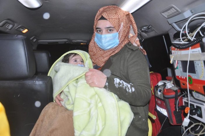 Hakkari'de 7 aylık bebek 4 saatte hastaneye yetiştirildi