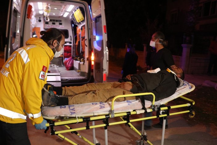 Antalya'da hurda toplayan Suriyeli genci darbettiler