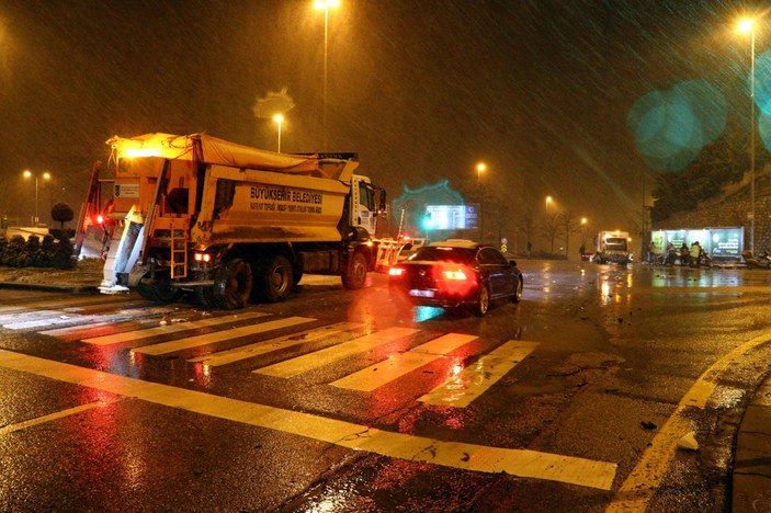 Ankara'da lüks otomobil kar küreme aracı ile motosiklete çarptı