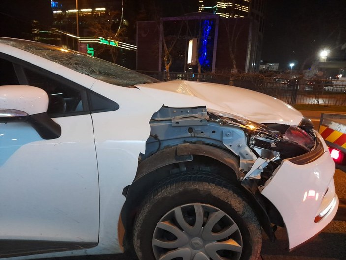 Beşiktaş'ta yolun karşısına geçmek istedi, otomobil çarptı