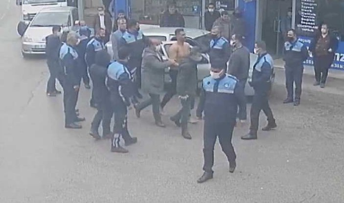 Adana'da sokak ortasındaki üstsüz genç sürücüleri korkuttu