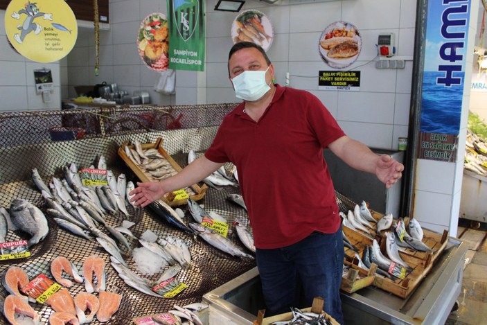 İzmit’te müsilaj, müşterinin ayağını balık pazarından kesti
