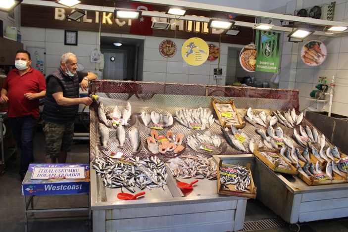 İzmit’te müsilaj, müşterinin ayağını balık pazarından kesti