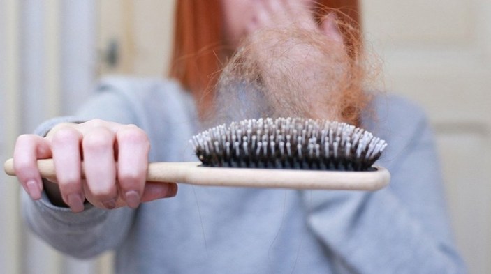 Saç dökülmesini önlemek için 11 doğal çözüm