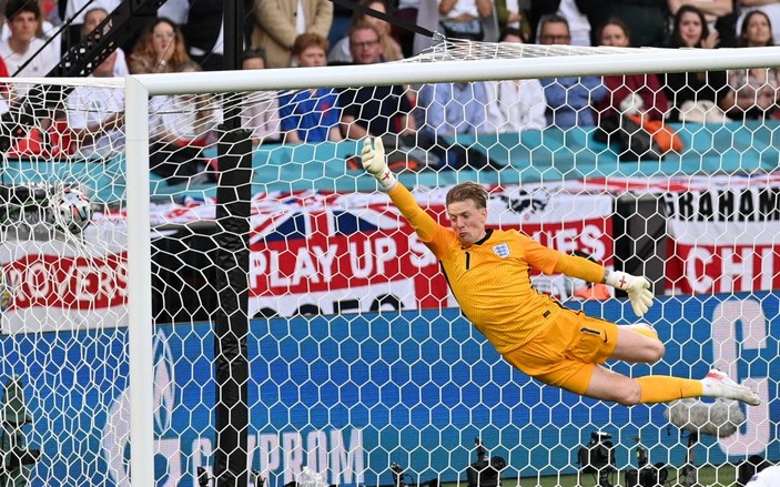 Danimarkalı Mikkel Damsgaard'dan İngiltere'ye harika frikik golü