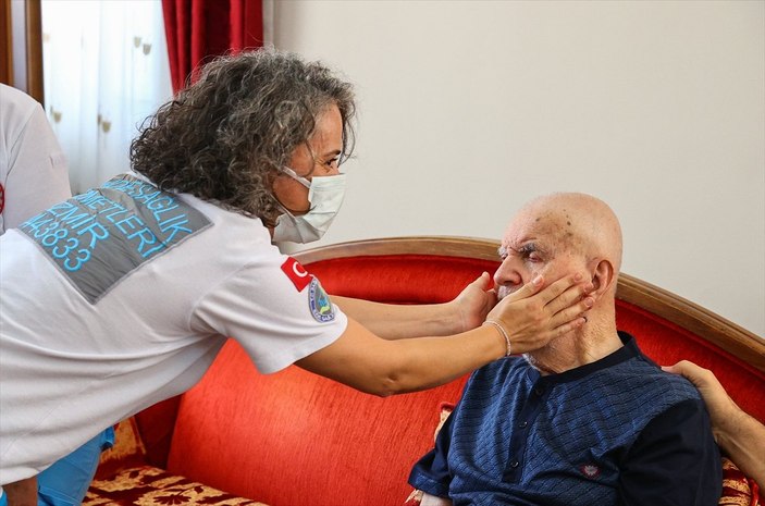 İzmir’de alzaymır hastası, 102'nci yaş gününde üçüncü doz aşısını oldu