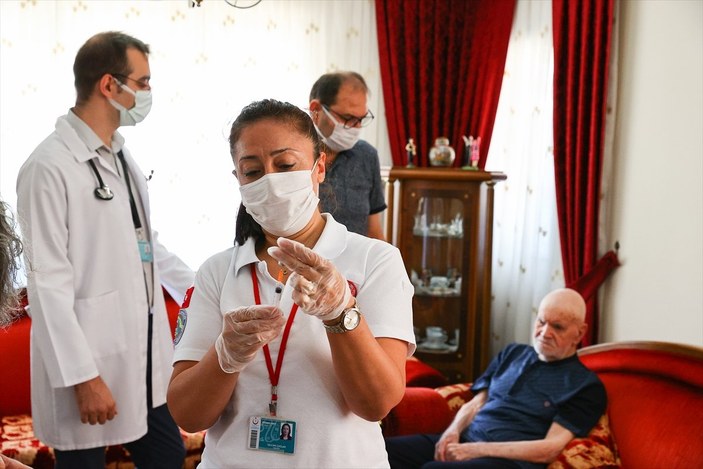 İzmir’de alzaymır hastası, 102'nci yaş gününde üçüncü doz aşısını oldu