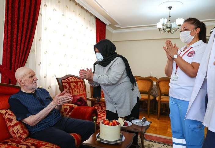 İzmir’de alzaymır hastası, 102'nci yaş gününde üçüncü doz aşısını oldu