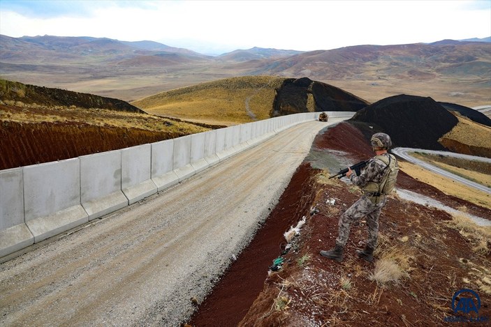 Türkiye-İran sırında duvar örme çalışmaları devam ediyor