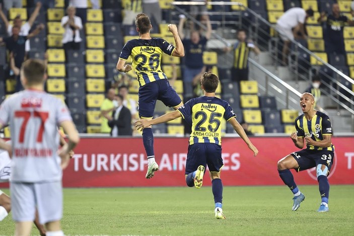 Fenerbahçe evinde Antalyaspor'u 2 golle geçti