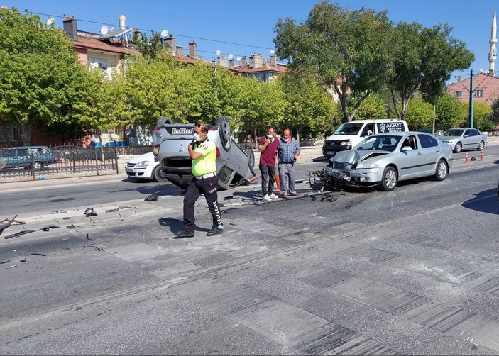 Konya'da otomobil karşı şeride uçtu: 2 yaralı