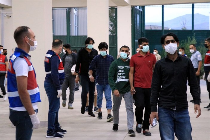 Güvenlik güçleri yakaladığı 140 kaçak göçmeni yarın iade edecek