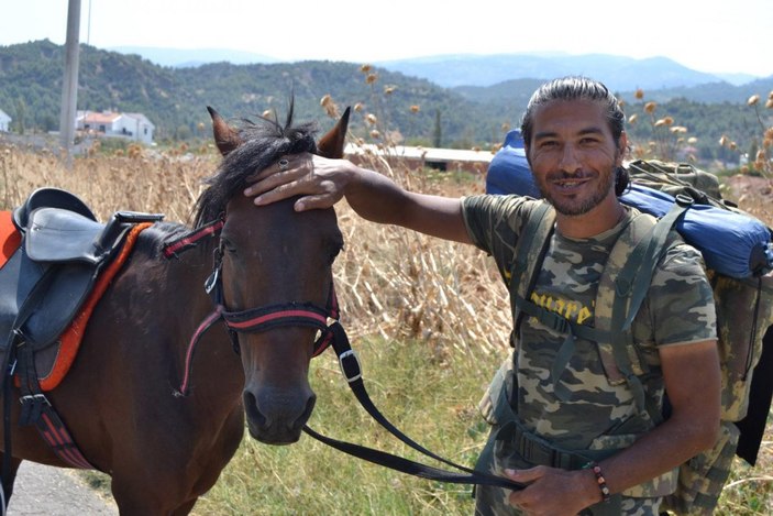 Doğa ve hayvan haklarına dikkat çekmek için atı ile yürüyor